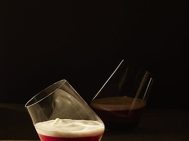 Alkoholfreier Drink mit Johannisbeere, Kalamansi und Karamell