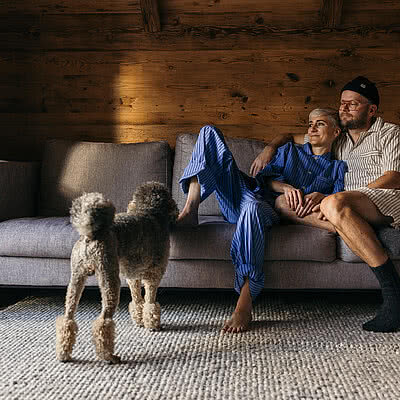 Paar mit Hund im Zimmer der Blauen Burg