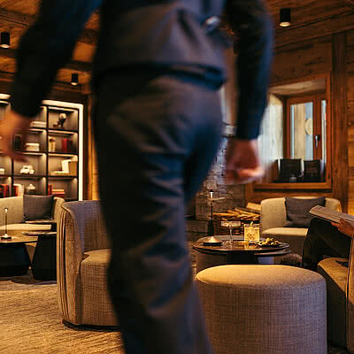 Service in der Lounge und Bar der Blauen Burg im Allgäu