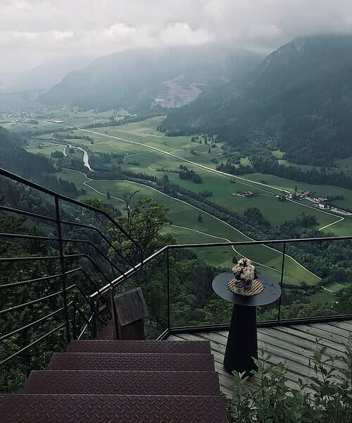 Gemütliche Terrasse der Blauen Burg am Falkenstein mit Blick auf die hügelige Landschaft, ideal für entspannte Momente im Allgäu.
