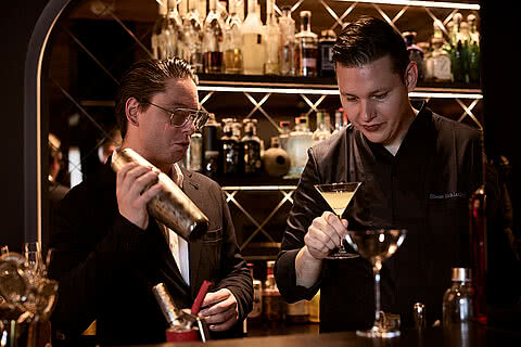 Martin Masch und Simon Schlachter bei der Zubereitung eines Drinks in der Blauen Burg