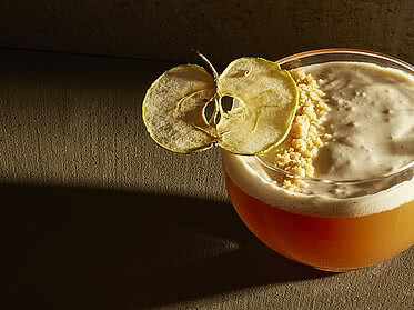 Alkoholfreier Apple-Crumble-Drink mit getrockneter Apfelscheibe