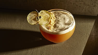 Alkoholfreier Apple-Crumble-Drink mit getrockneter Apfelscheibe